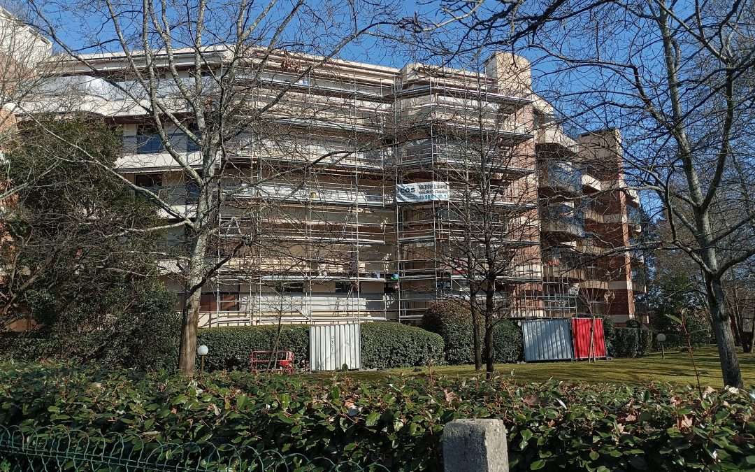 Traitement des fissures sur les façades d&rsquo;immeubles : guide complet pour copropriétaires et syndics